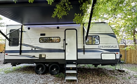 Great couples camper or even small family rental!!