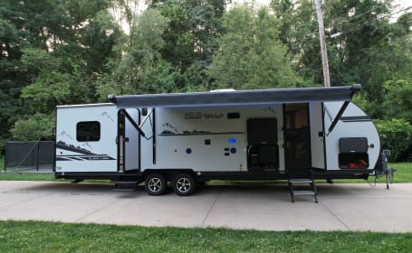 Spacious Toy Hauler w/ outdoor kitchen and Shower