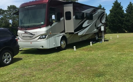 Sportscoach Pathfinder Elite 404RB 400 HP Diesel Pusher