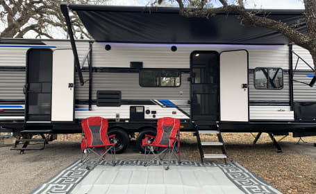 2023 Mid Size with queen and full size bunk beds!