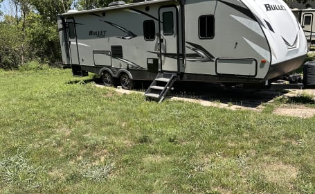 Clean and comfortable 2021 Keystone Bullet 290BHS