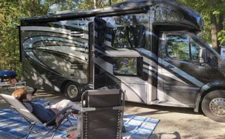 Like New Luxury RV - Adventure with Style! 19 MPG