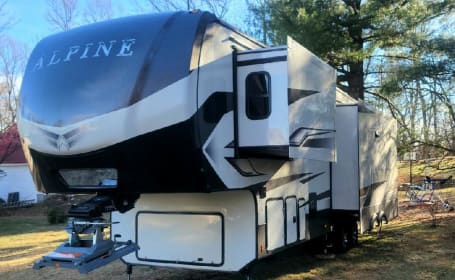 2022 Alpine RV luxury camping.