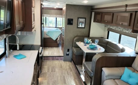 Luxurious 32' 2018 Forest River Forester