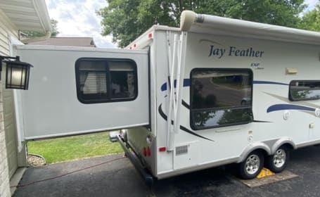 2010 Jayco Jay Feather EXP 213 (Very clean camper)
