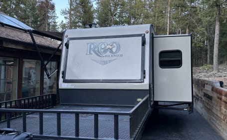 Travel Trailer w/ slide and toy deck