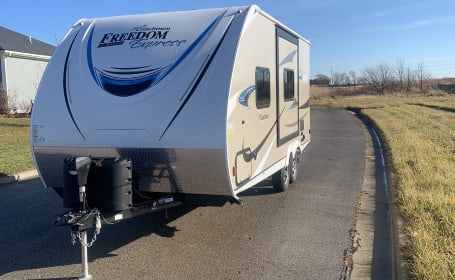 GREAT FAMILY RV 1/2 TON OR SUV TOWABLE 19FT