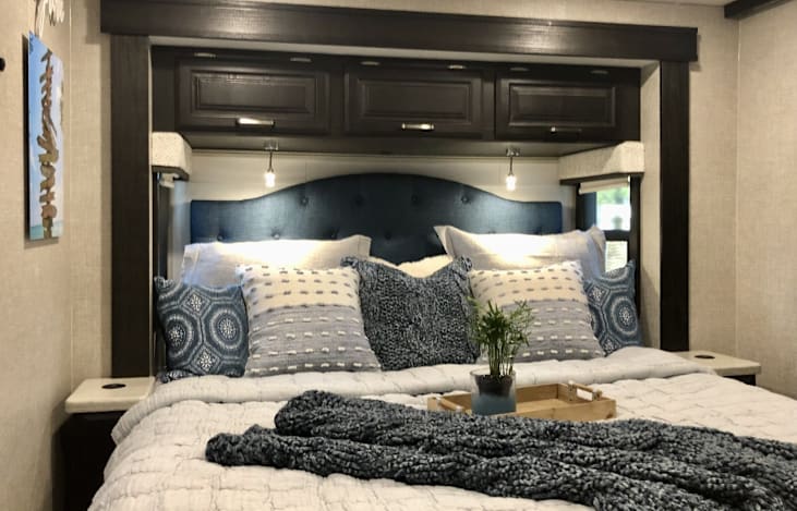 King-size main bed with upgraded headboard, mattress, sheets, comforters, pillows - all included with your rental and all in pristine, extra clean condition. (Ritz Carlton level!)