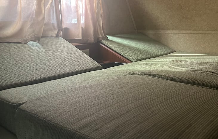 Overhead bunk (300 lb limit)