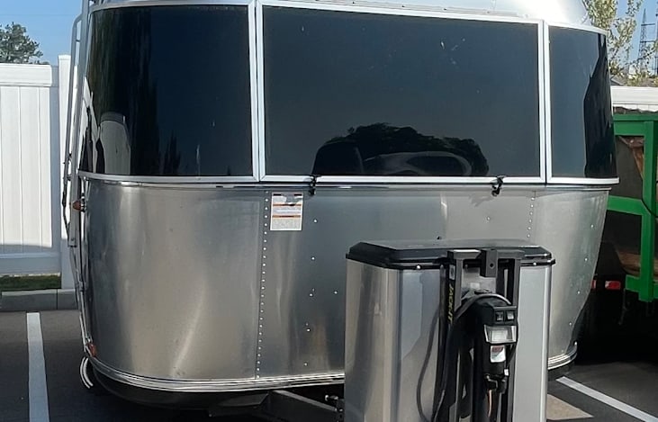 Beautiful RV with 2 propane tanks, power jack, front window opens for great viewing from dining area.