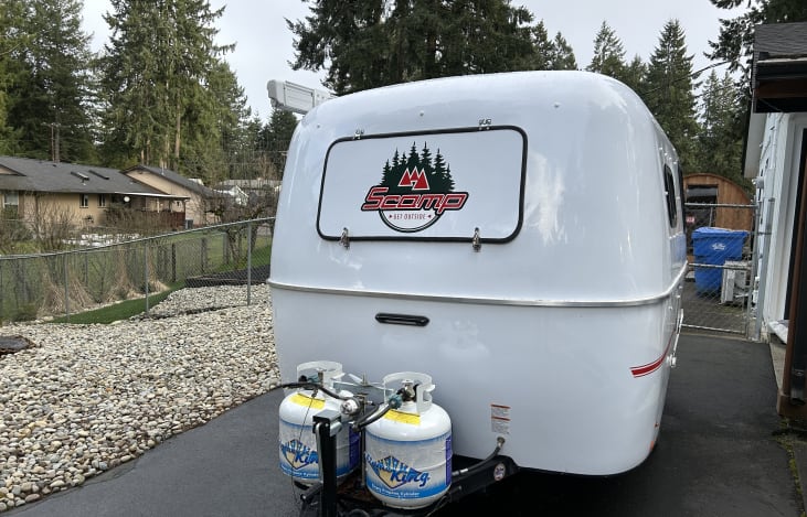 Two propane tanks with turn switch swapping capability.