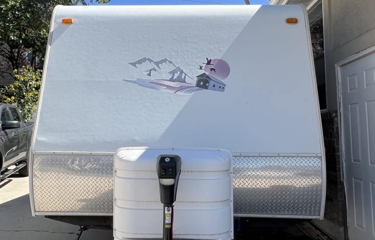 Front of trailer with power hitch and 2-2 lbs of propane.