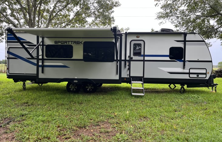 32 ft camper has 3 slides and 2 awnings.
