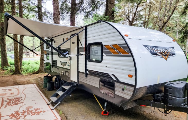 If you rent our RV this is how it will be set up for you. Large outdoor garbage can and small outdoor garbage bag for cans & plastic. Three fold up camp chairs. 

Outside rug not included.