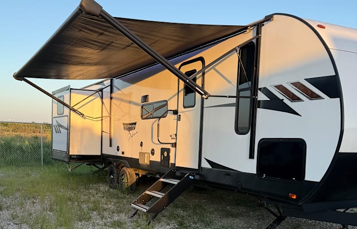 3 slide out plus outdoor kitchen with gas grill.