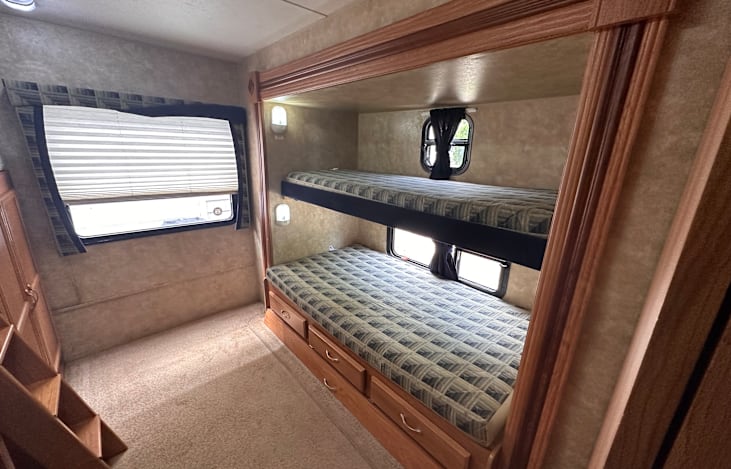 Bunkhouse sleeps 4 …. trundle bed underneath bunk