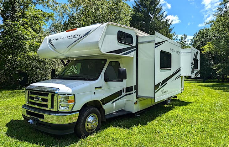 Very well equipped 2022 Coachmen Freelander featuring 2 slideouts, modern design, large kitchen, Queen bed, plenty of storage, self-leveling, sleeps 8.