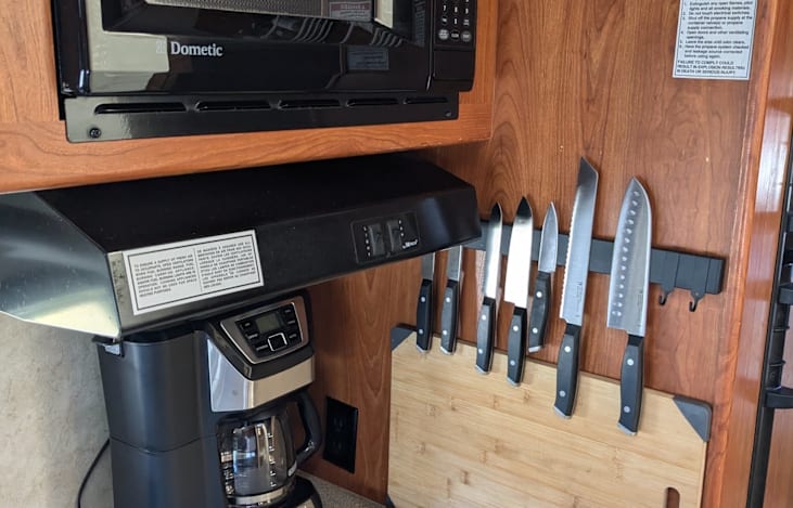 Gourmet furnished kitchen with German chef knives, excellent pots n pans, cutting boards and fridge storage containers for leftovers.