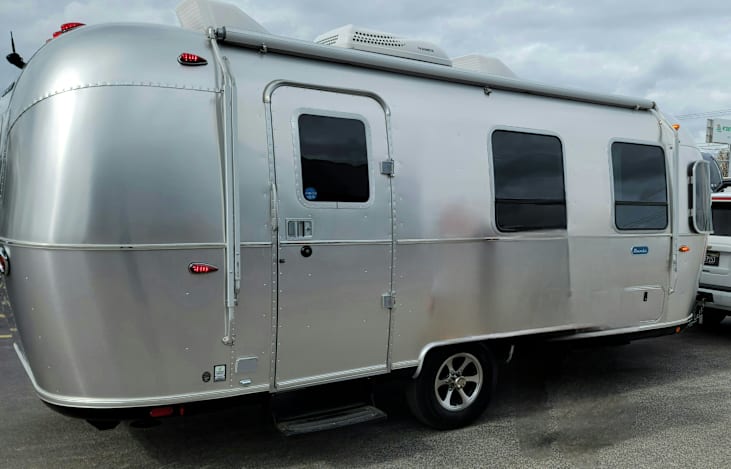 Purchased new in 2024... leaving the dealer lot!
Only one two week trip has been taken. Impeccable condition, and had been smoke and pet free.