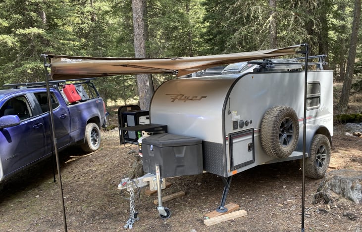 Four stabilizers to keep camper level.