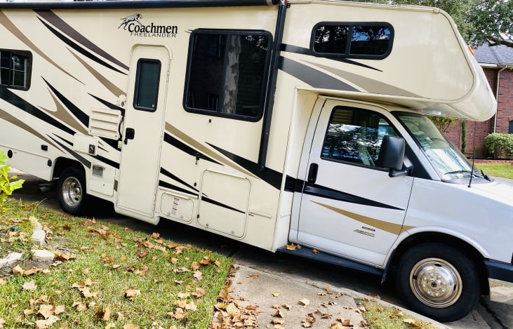 30.0 Freelander 27QB Chevy 4500 Class C Motor Home RV Rental near Cinco ...