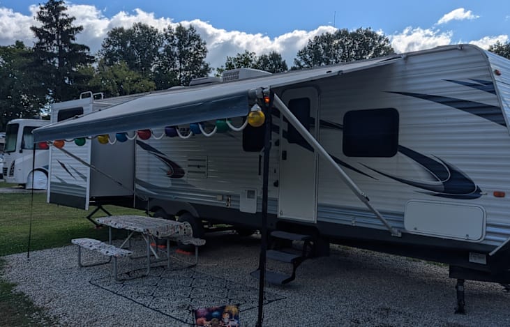 Exterior entrance with 18ft awning