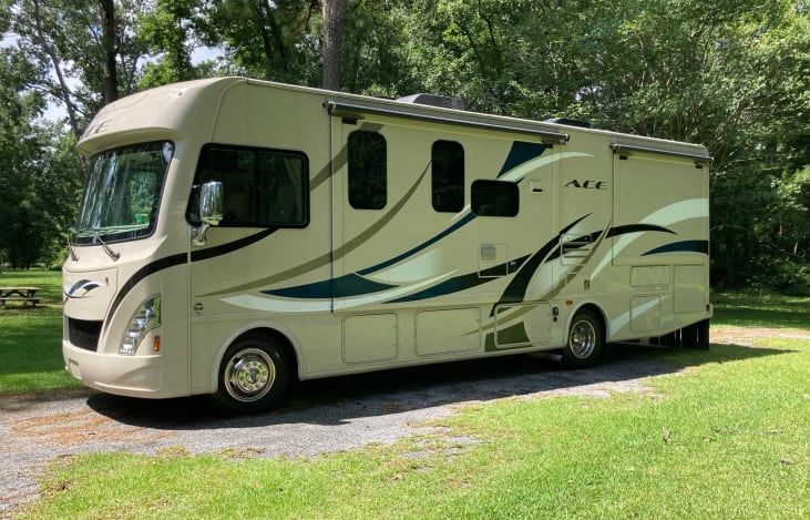 2017 Thor A.C.E. 29.4 Prestine Motorhome with King Bed fully loaded!