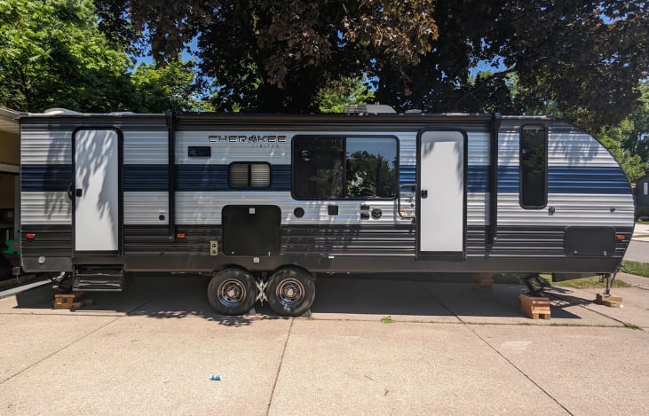 32 ft. long 6400 Lbs dry weight. Main common area entrance along with dedicated bathroom entrance at the rear. Large windows for tons of natural light.