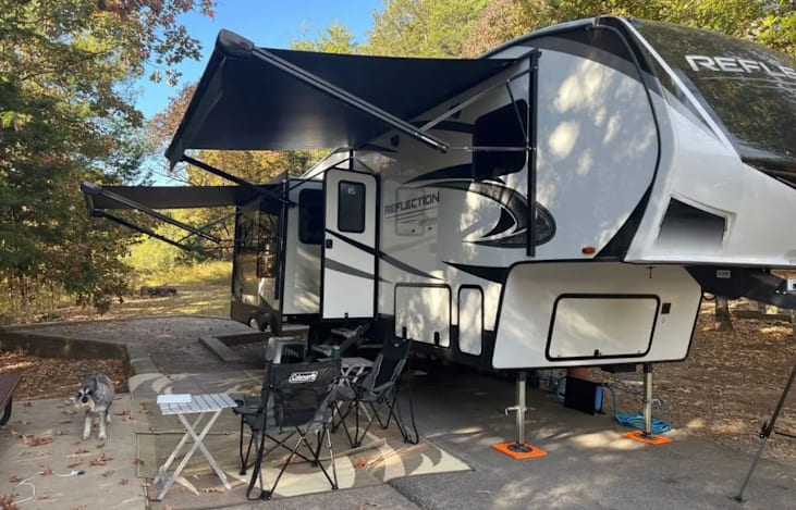 Slide out with two awnings makes for nice shade and relaxation. Outdoor rug, chairs and tables included with the rental.