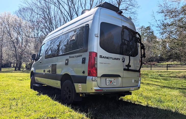 Rugged and luxurious, this modern van offers the ultimate in comfort and capability. On demand 4WD means you can go wherever you want.