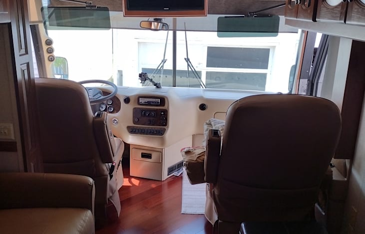 Master leather captain chairs with six-way seat adjustment. Both chairs recline, very comfortable. Computerized dash with remote sun visor.