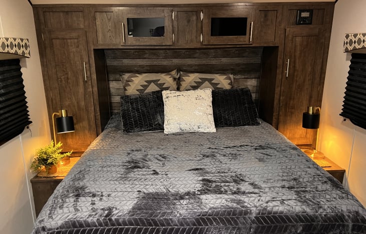 Queen Bed, firm mattress. Sleeps 2 comfortably