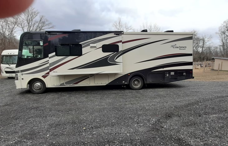 33 ft Coachman HB, 2 Slide outs and lighted awning.