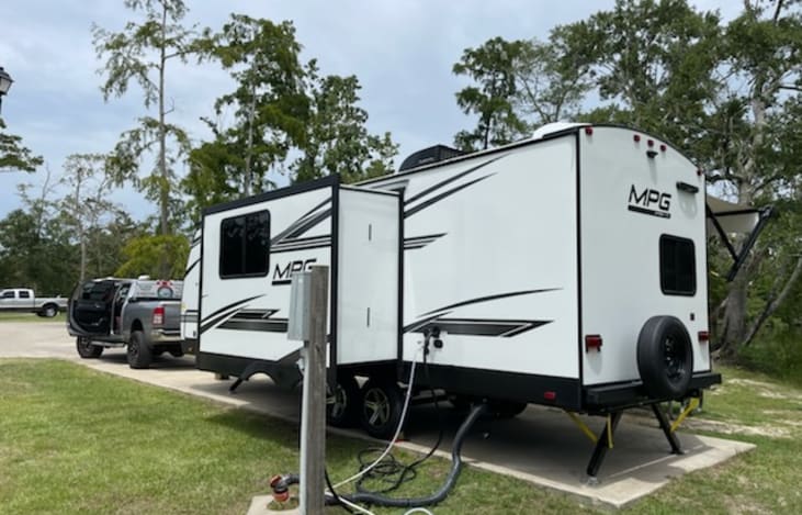2022 MPG 2500BH back view with slide out