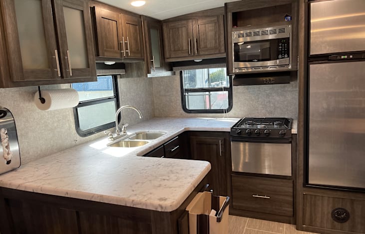 Fully operational microwave, oven, and full refrigerator and freezer. Lot's of storage!