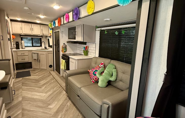 The living room and kitchen slide out allow for maximal space and roominess to make you and your loved ones feel comfortable.