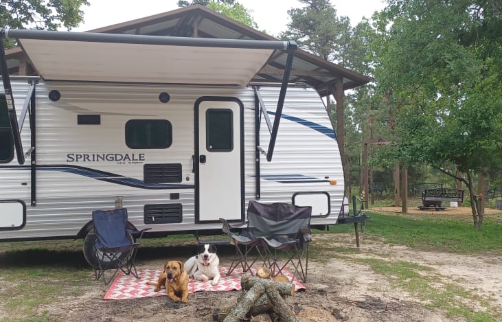 Keystone Mini great for a weekend getaway or a road trip. Light easy to pull. Delivery on request.

Family and Pet friendly.

We have plenty of add ons to make your trip great. Wake Boat, Fire Wood