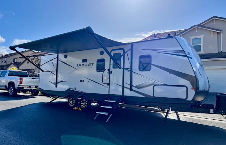 32 foot travel trailer with exterior speakers, electric awning and electric stabilizers.