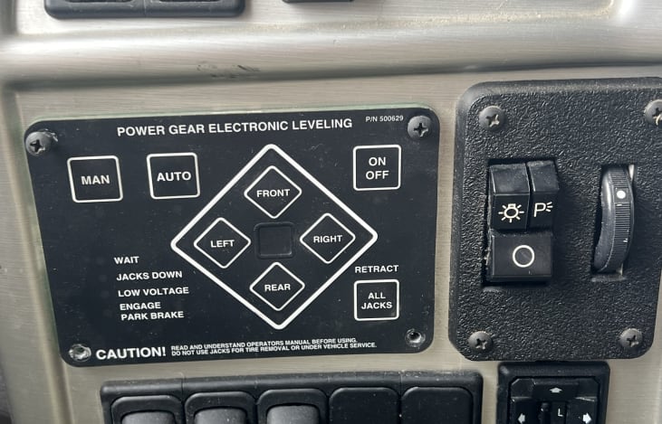 auto leveling, just park set emergency brake and hit auto and it self-levels.
