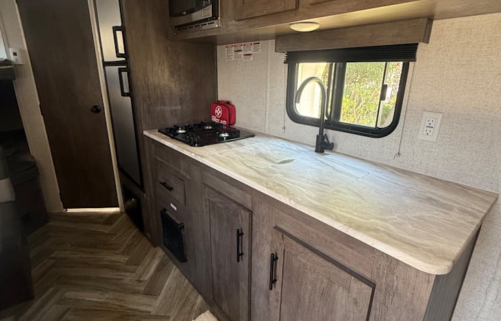 Great kitchen space, with sink cover for extra countertop area!