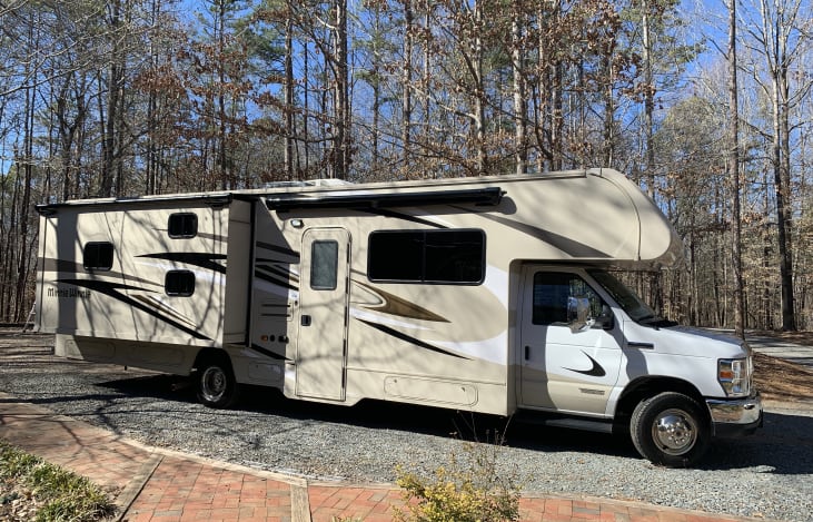 2020 Winnebago Minnie Winnie Bunkhouse....easy to drive, space for all!