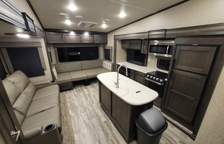 Rear bed converts to U-shape dinette