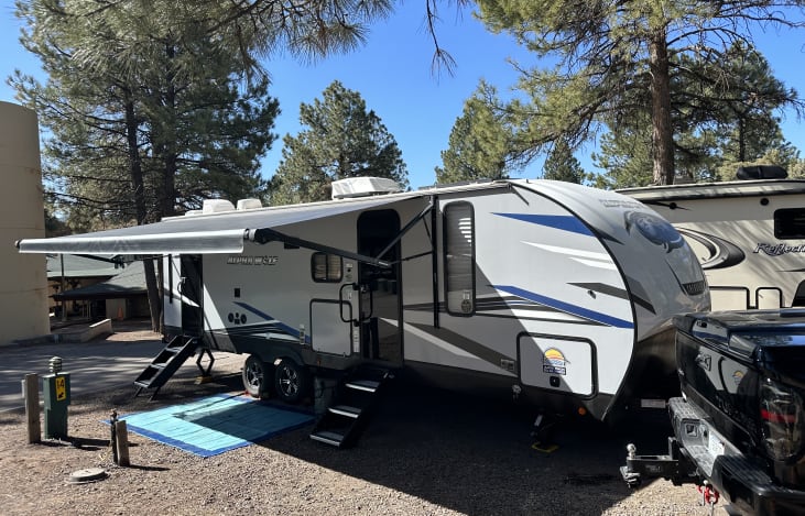 Exterior 

Outside kitchen, mini refrigerator, ice maker.

Outside shower!