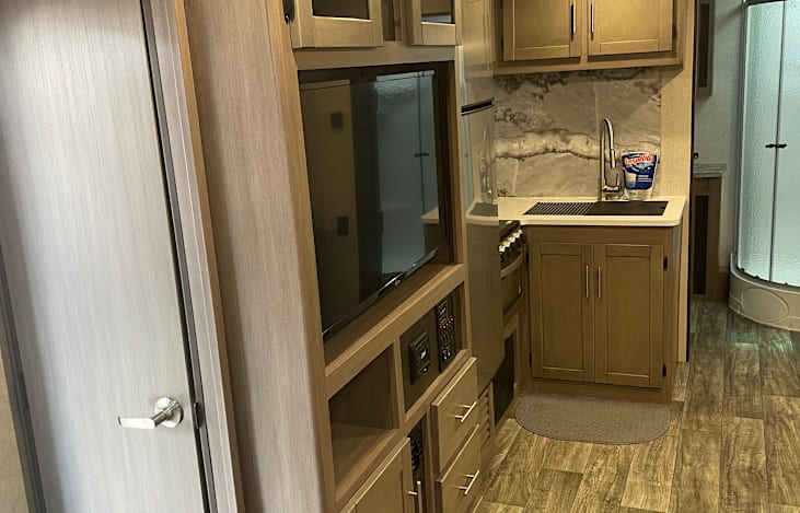 Kings size bed with extra pad, great floor space with large TV, frig, micro, range and oven with large shower.
Exterior range.