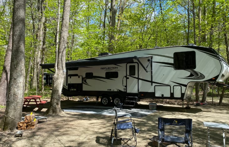 Spacious 5th wheel with awning and outdoor kitchen