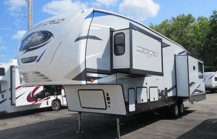 2021 Forest River RV Cherokee Arctic Wolf Suite 3550, RV Rental in