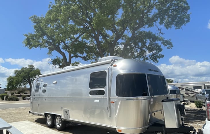 27 foot Flying Cloud with three awnings, dual AC, solar and propane.