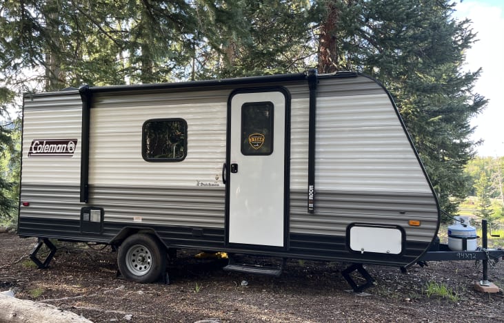 Hank is a 2022 Coleman that is light enough to be pulled by an SUV, while also boasting the capability of sleeping 5 adults. It has everything needed to make your camp-out a memorable experience.