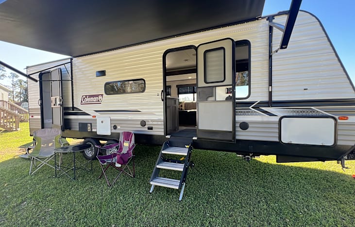 Beautiful 2023 Coleman Lantern, Sleeps 8, Awning, outdoor radio, 2 doors, slide out, camping chairs and table, generator option