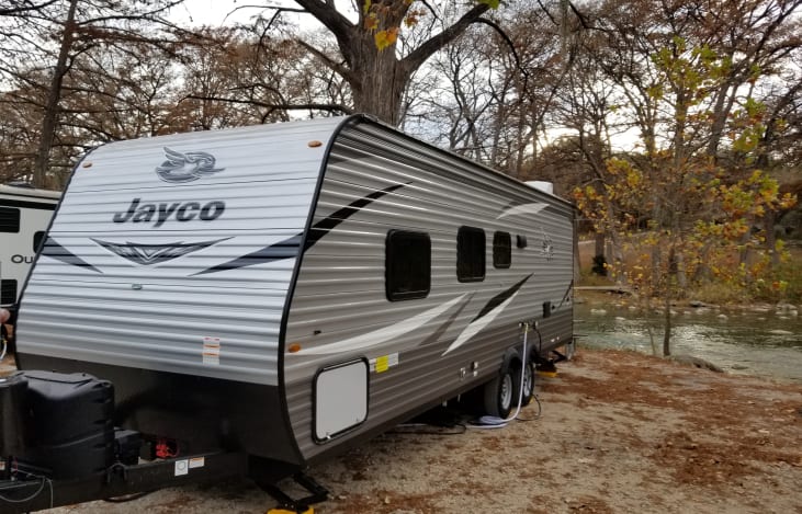 Back side of rental comes with an outside shower faucet compartment.
No curtain or shower cover.
